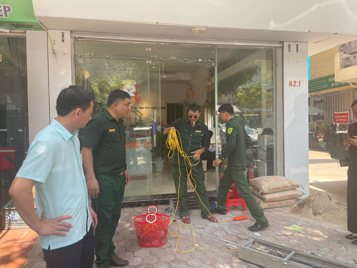 Lực lượng chức năng tiến hành tháo dỡ bảng biển cơ sở hoạt động trái phép