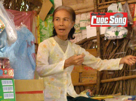 Bà Lắm đang kể chuyện rắn vào nhà rượt gà 