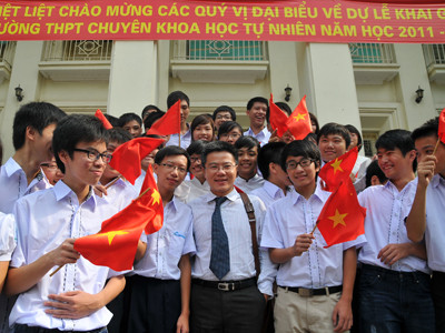 GS Ngô Bảo Châu cùng học sinh trường THPT Chuyên ĐH Khoa học Tự nhiên - ĐH QG Hà Nội tại lễ khai giảng. Ảnh: Hồng Vĩnh