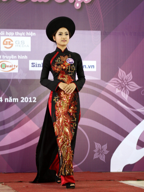 Khoe nét kiều với chiếc áo dài truyền thống