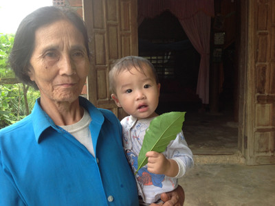 Bà Nguyễn Thị Hòa ôm cháu ngoại con anh Hiền trong niềm vui được giải tỏa. Bà Nguyễn Thị Hòa ôm cháu ngoại con anh Hiền trong niềm vui được giải tỏa