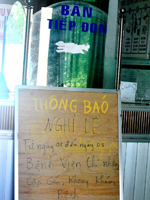 Tấm biển này được các nhân viên Bệnh viện Đa khoa TP Quảng Ngãi sử dụng hướng dẫn bệnh nhân… ra về vì bệnh viện nghỉ lễ . Ảnh: Nguyễn Huy Tấm biển này được các nhân viên Bệnh viện Đa khoa TP Quảng Ngãi sử dụng hướng dẫn bệnh nhân… ra về vì bệnh viện nghỉ lễ