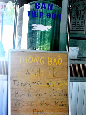 Tấm biển này được các nhân viên Bệnh viện Đa khoa TP Quảng Ngãi sử dụng hướng dẫn bệnh nhân… ra về vì bệnh viện nghỉ lễ 