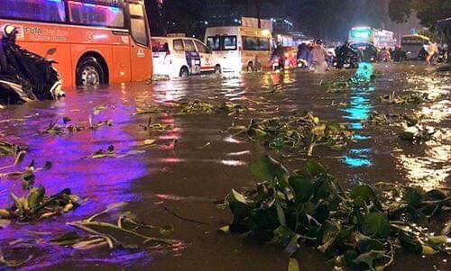 Nhiều tuyến đường Sài Gòn vẫn ngập nặng sau bão số 9 ảnh 4