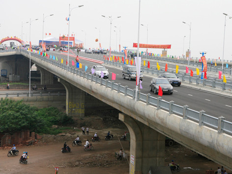 Khởi công, khánh thành hoành tráng đều tốn kém. Ảnh: Hồng Vĩnh. Khởi công, khánh thành hoành tráng đều tốn kém. Ảnh: Hồng Vĩnh