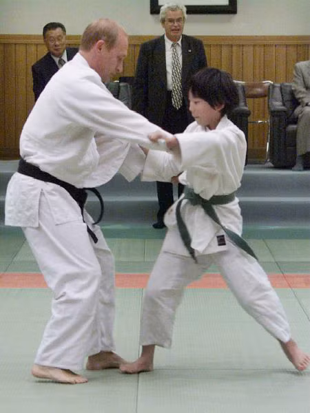 Ông Putin đấu võ judo với cô bé Natsumi Gomi, 10 tuổi, trong chuyến thăm Nhật Bản năm 2000. Ông Putin là võ sỹ judo đai đen