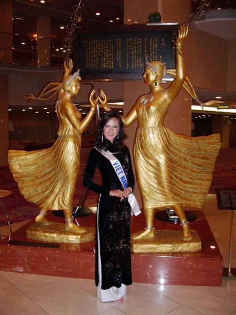 Vũ Ngọc Diệp bên ngoài phòng bán đấu giá tại Tokyo.Ảnh BTC Vũ Ngọc Diệp bên ngoài phòng bán đấu giá tại Tokyo.Ảnh BTC