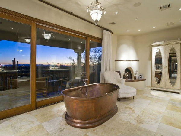 Phòng tắm với bồn tắm đồng cổ điển