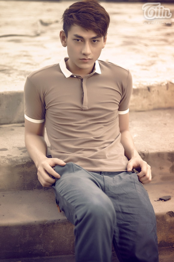 Áo sơmi trắng cổ da phối với blazer form ngắn, kết hợp cùng quần sọc ống rộng. Áo sơmi kẻ sọc màu hồng và tím kết hợp với blazer form rộng màu xanh tím. Khi các gam màu nổi bật bắt đầu lắng xuống lúc mùa hè kết thúc, các gam màu trầm và trung tính sẽ là sự lựa chọn hoàn hảo của các anh chàng thích sự đơn giản.