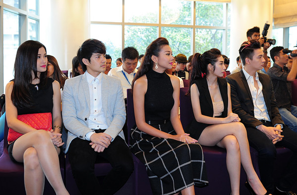 Các nghệ sĩ chăm chú theo dõi ban tổ chức công bố những thông tin về đêm trao giải 