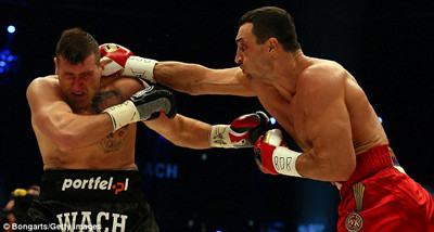 Klitschko (phải) tung đòn trúng đích vào đầu Mariuzs Wach. Ảnh: Getty Images