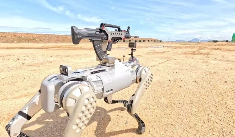 Quân đội Trung Quốc trình diễn chó robot chiến đấu được trang bị súng trường tấn công trong một cuộc tập trận chung với Campuchia gần đây. Ảnh: CCTV. Quân đội Trung Quốc trình diễn chó robot chiến đấu được trang bị súng trường tấn công trong một cuộc tập trận chung với Campuchia gần đây. Ảnh: CCTV.