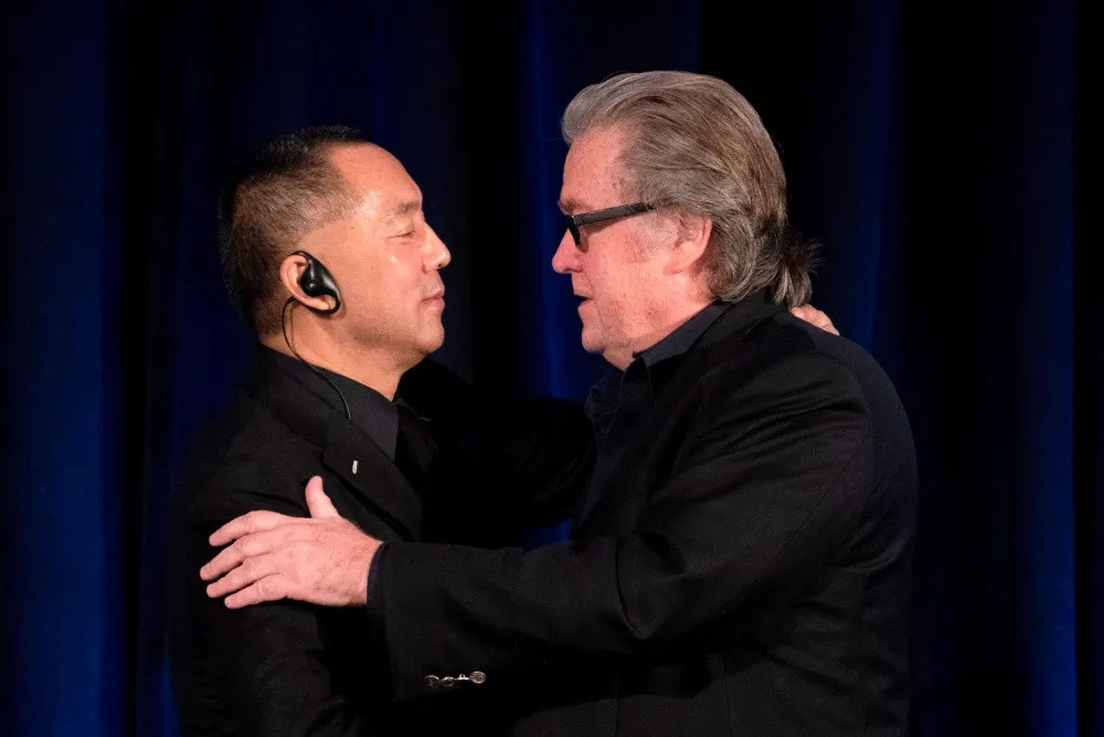Cựu chiến lược gia trưởng Nhà Trắng Steve Bannon (phải) chào đón tỷ phú Trung Quốc Quách Văn Quý tại Pháp ngày 3/7/2018. Ảnh: Getty Images. Cựu chiến lược gia trưởng Nhà Trắng Steve Bannon (phải) chào đón tỷ phú Trung Quốc Quách Văn Quý tại Pháp ngày 3/7/2018. Ảnh: Getty Images.