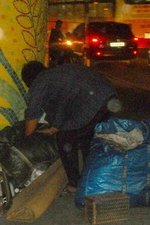 Hoàn cảnh gia đình khó khăn nên anh Nguyễn Văn Đoàn đã lên Hà Nội mưu sinh với hy vọng tích góp được chút tiền nuôi con ăn học đàng hoàng