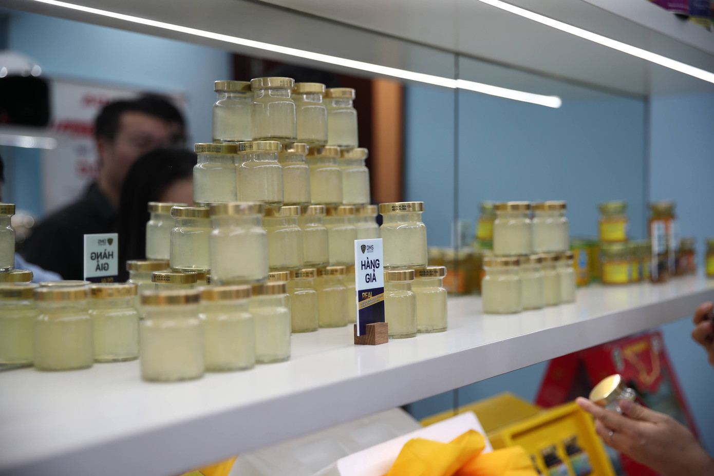 Sản phẩm nước yến làm giả không ghi tem nhãn để né xử nặng từ cơ quan chức năng.