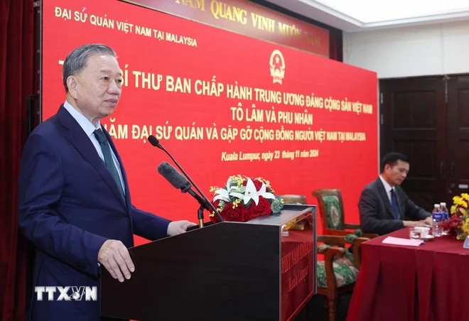 Tổng Bí thư Tô Lâm nói chuyện với cán bộ, nhân viên Đại sứ quán và cộng đồng người Việt Nam tại Malaysia. (Ảnh: Thống Nhất/TTXVN) Tổng Bí thư Tô Lâm nói chuyện với cán bộ, nhân viên Đại sứ quán và cộng đồng người Việt Nam tại Malaysia. (Ảnh: Thống Nhất/TTXVN)