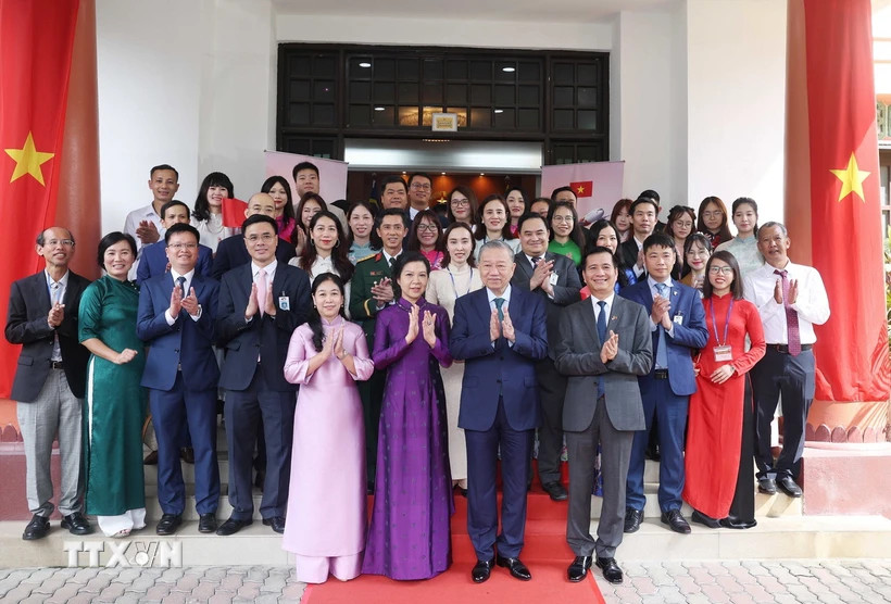 Tổng Bí thư Tô Lâm và Phu nhân với cán bộ, nhân viên Đại sứ quán và cộng đồng người Việt Nam tại Malaysia. (Ảnh: Thống Nhất/TTXVN) Tổng Bí thư Tô Lâm và Phu nhân với cán bộ, nhân viên Đại sứ quán và cộng đồng người Việt Nam tại Malaysia. (Ảnh: Thống Nhất/TTXVN)