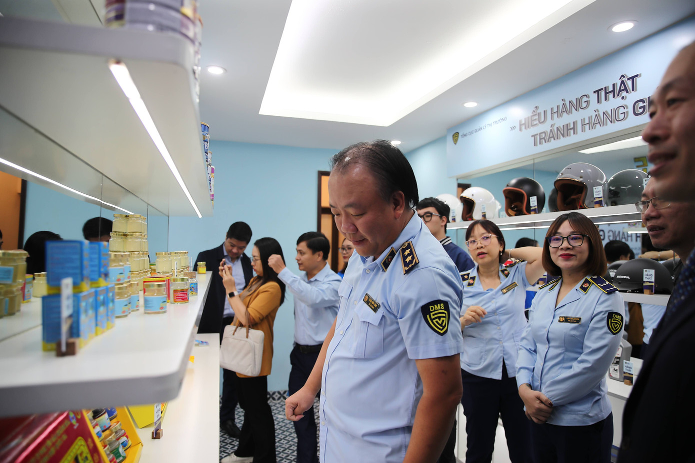 Phòng trưng bày sản phẩm để người tiêu dùng nhận biết hàng thật – hàng giả.