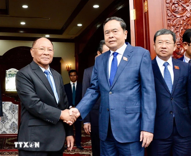 Chủ tịch Quốc hội Trần Thanh Mẫn gặp Chủ tịch Danh dự Hội đồng cố vấn Quốc vương Campuchia. (Ảnh: TTXVN) Chủ tịch Quốc hội Trần Thanh Mẫn gặp Chủ tịch Danh dự Hội đồng cố vấn Quốc vương Campuchia. (Ảnh: TTXVN)