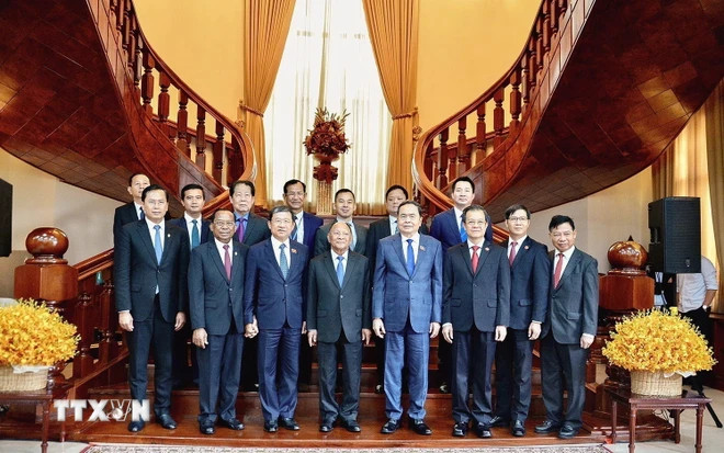 Chủ tịch Quốc hội Trần Thanh Mẫn, Chủ tịch Danh dự Hội đồng cố vấn Quốc vương Campuchia Samdech Heng Samrin với đại biểu. (Ảnh: TTXVN) Chủ tịch Quốc hội Trần Thanh Mẫn, Chủ tịch Danh dự Hội đồng cố vấn Quốc vương Campuchia Samdech Heng Samrin với đại biểu. (Ảnh: TTXVN)