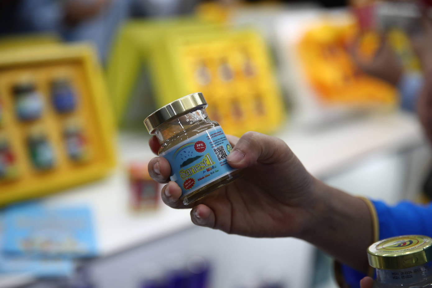 Sản phẩm yến sào giả được trưng bày tại phòng triển lãm.