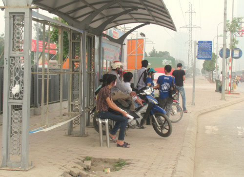 Sự xuống cấp tại các nhà chờ xe buýt: mất, rách tấm quảng cáo và sụt nún vỉa hè ngay trong nhà chờ làm mất đi vẻ đẹp mỹ quan đô thị. Lực lượng xe ôm cũng trưng dụng nhà chờ để làm nơi trú nắng chú mưa