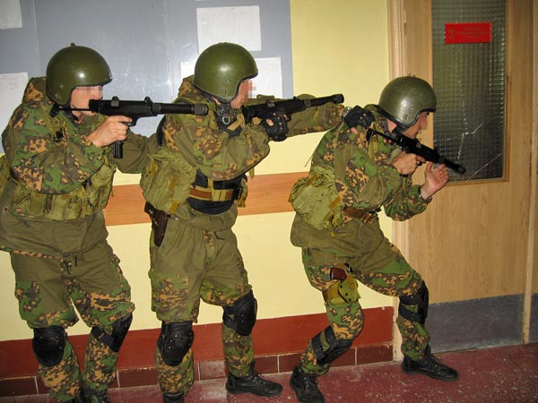 Lính đặc nhiệm Nga với súng tiểu liên AEK-919K