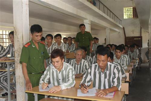 Mừng rớt nước mắt khi nghĩ đến ngày được đặc xá ảnh 1