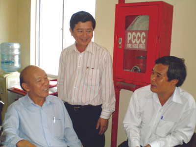 LS Nguyễn Văn Hậu (đứng) hội ý với Chủ tịch HND TPHCM Nguyễn Văn Phụng (ngồi bên trái) và Phó Chủ tịch UBND huyện Cần Giờ Đoàn Văn Sơn về việc khởi kiện Vedan. Ảnh: LT LS Nguyễn Văn Hậu (đứng) hội ý với Chủ tịch HND TPHCM Nguyễn Văn Phụng (ngồi bên trái) và Phó Chủ tịch UBND huyện Cần Giờ Đoàn Văn Sơn về việc khởi kiện Vedan