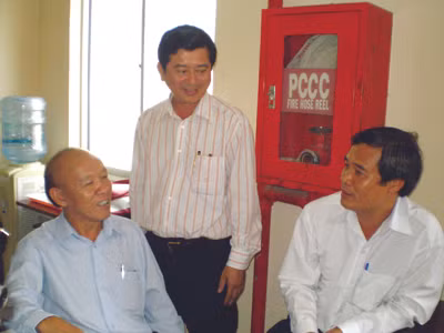 LS Nguyễn Văn Hậu (đứng) hội ý với Chủ tịch HND TPHCM Nguyễn Văn Phụng (ngồi bên trái) và Phó Chủ tịch UBND huyện Cần Giờ Đoàn Văn Sơn về việc khởi kiện Vedan