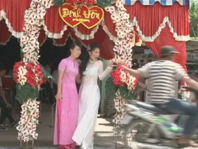 Cô dâu thét lên sợ hãi, cố với tay theo.... Cô dâu thét lên sợ hãi, cố với tay theo...