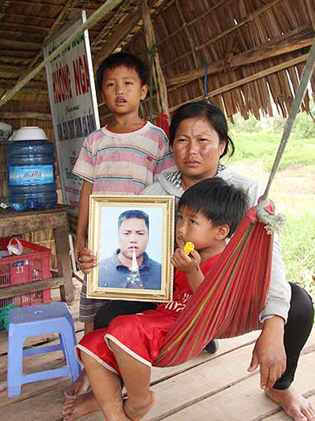 Mẹ con chị Hương và di ảnh anh Công. Mẹ con chị Hương và di ảnh anh Công