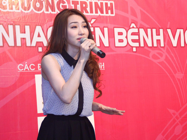 Ngân Khánh mang âm nhạc sôi động đến bệnh viện