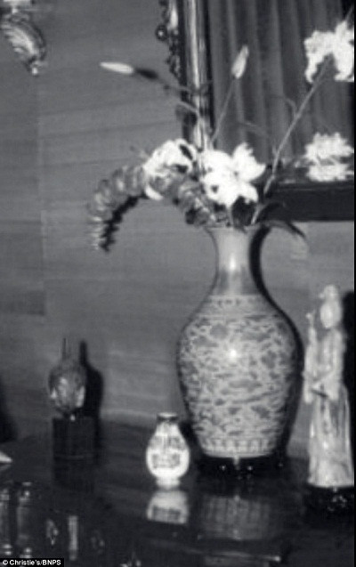 Phóng to một bức ảnh cổ từng được gia đình chụp từ nhiều năm trước, trong đó chiếc bình hoa có lọt vào khuôn hình. Trong suốt hàng chục năm, gia đình này đã dùng chiếc bình gốm để cắm hoa. Rất may nó không hề bị sứt mẻ, nước men vẫn còn sáng bóng, hoa văn rất rõ nét. Phóng to một bức ảnh cổ từng được gia đình chụp từ nhiều năm trước, trong đó chiếc bình hoa có lọt vào khuôn hình. Trong suốt hàng chục năm, gia đình này đã dùng chiếc bình gốm để cắm hoa. Rất may nó không hề bị sứt mẻ, nước men vẫn còn sáng bóng, hoa văn rất rõ nét