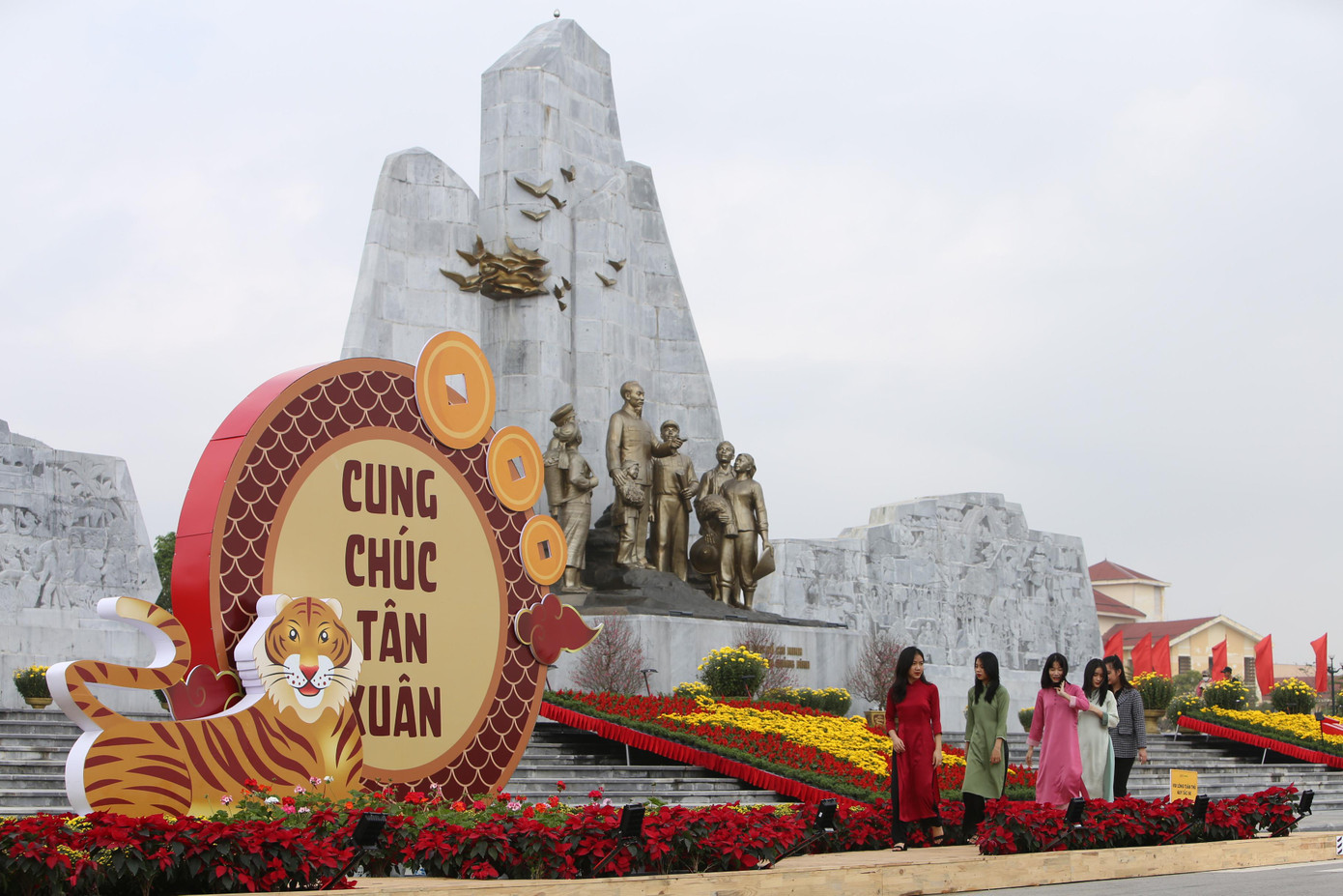 Các bạn trẻ hào hứng chụp ảnh tại Quảng trường Hồ Chí Minh (Tp. Đồng Hới) trong những ngày Tết Nguyên Đán Các bạn trẻ hào hứng chụp ảnh tại Quảng trường Hồ Chí Minh (Tp. Đồng Hới) trong những ngày Tết Nguyên Đán