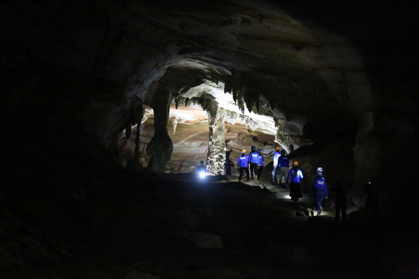 Tour khám phá hang Bi Ký tìm hiểu dấu tích lịch sử vừa đưa vào khai thác thu hút khách du lịch Tour khám phá hang Bi Ký tìm hiểu dấu tích lịch sử vừa đưa vào khai thác thu hút khách du lịch