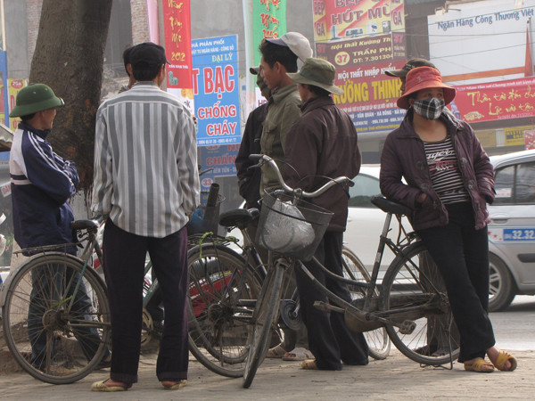 Cận Tết, những lao động tự do vẫn bám trụ Thủ đô, hy vọng kiếm thêm tiền về lo Tết cho gia đình. Ảnh: Trường Phong.. Cận Tết, những lao động tự do vẫn bám trụ Thủ đô, hy vọng kiếm thêm tiền về lo Tết cho gia đình. Ảnh: Trường Phong.