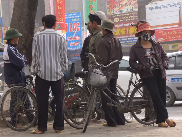 Cận Tết, những lao động tự do vẫn bám trụ Thủ đô, hy vọng kiếm thêm tiền về lo Tết cho gia đình. Ảnh: Trường Phong.