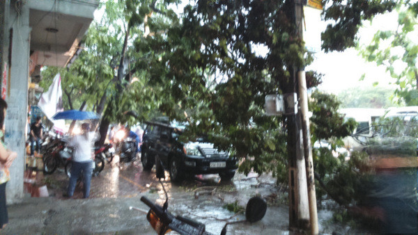 Hà Nội mưa lốc kinh hoàng, giao thông tê liệt ảnh 35