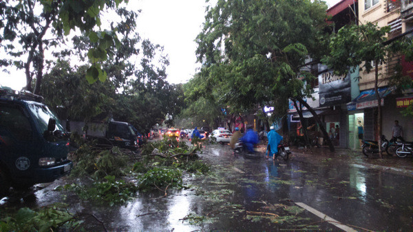 Hà Nội mưa lốc kinh hoàng, giao thông tê liệt ảnh 38