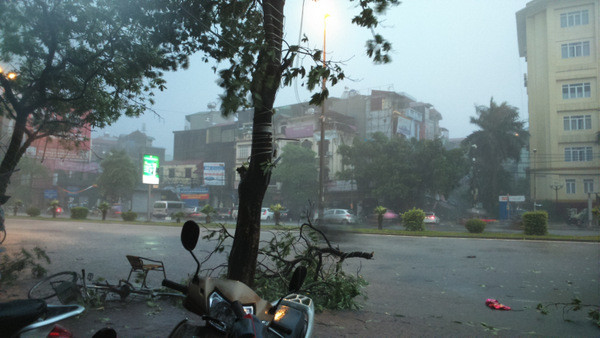 Hà Nội mưa lốc kinh hoàng, giao thông tê liệt ảnh 33