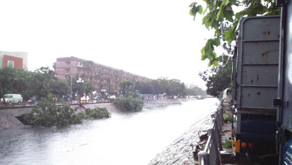 Hà Nội mưa lốc kinh hoàng, giao thông tê liệt ảnh 41