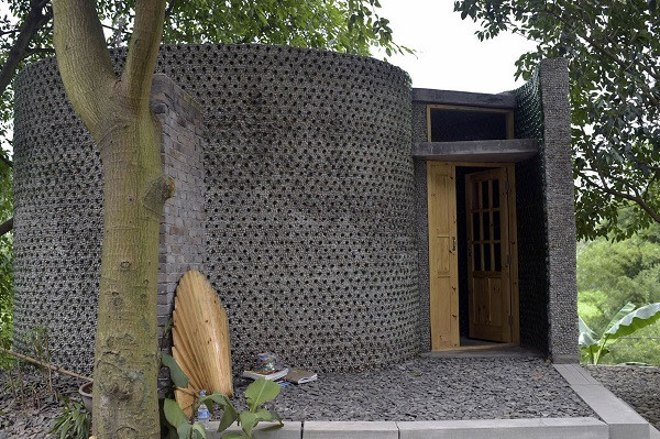 Kỹ sư trẻ bỏ hơn 200 triệu xây nhà từ 8500 chai bia ảnh 2