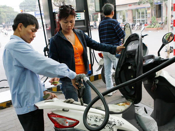 Theo giới học giả, trong bối cảnh không có cạnh tranh hiện nay, xăng dầu trong nước không thể có giá thị trường