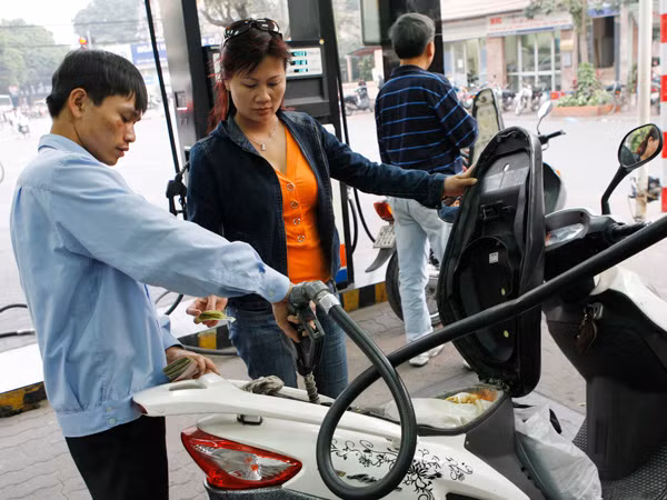 Theo giới học giả, trong bối cảnh không có cạnh tranh hiện nay, xăng dầu trong nước không thể có giá thị trường