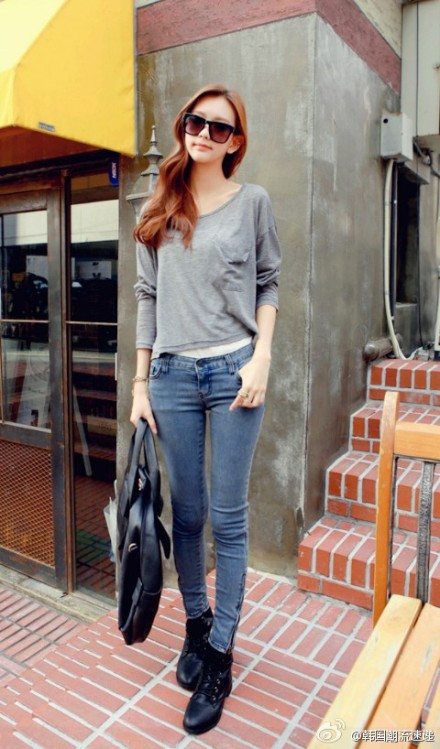 Cặp đôi chưa bao giờ lỗi mốt - quần jeans + áo sơ mi. Quần jeans - áo pull đem lại cho bạn vẻ năng động trẻ trung.