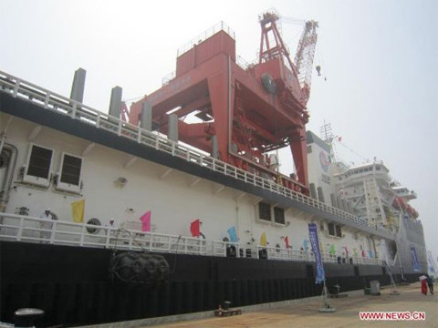 Bức ảnh cho thấy một mạn của tàu khi neo đậu tại Thanh Đảo. Ảnh: Xinhua