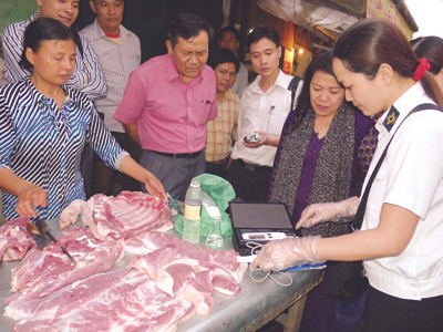 Phải tăng cường bao nhiêu cán bộ thú y mới kiểm soát được thịt sạch trên thị trường? Ảnh:Xuân Phú. Phải tăng cường bao nhiêu cán bộ thú y mới kiểm soát được thịt sạch trên thị trường? Ảnh:Xuân Phú