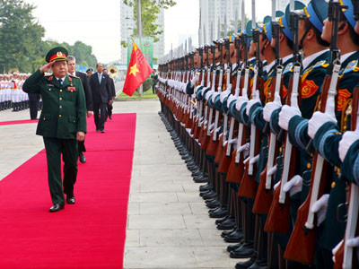 Bộ trưởng Bộ Quốc phòng Phùng Quang Thanh (bên trái). Ảnh: Nguyễn Minh