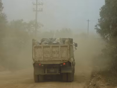 Mỗi ngày có hàng trăm xe ben, xe tải ra vào các mỏ đá 